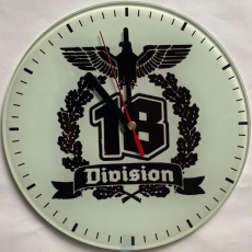 Wanduhr aus Glas - Division 18